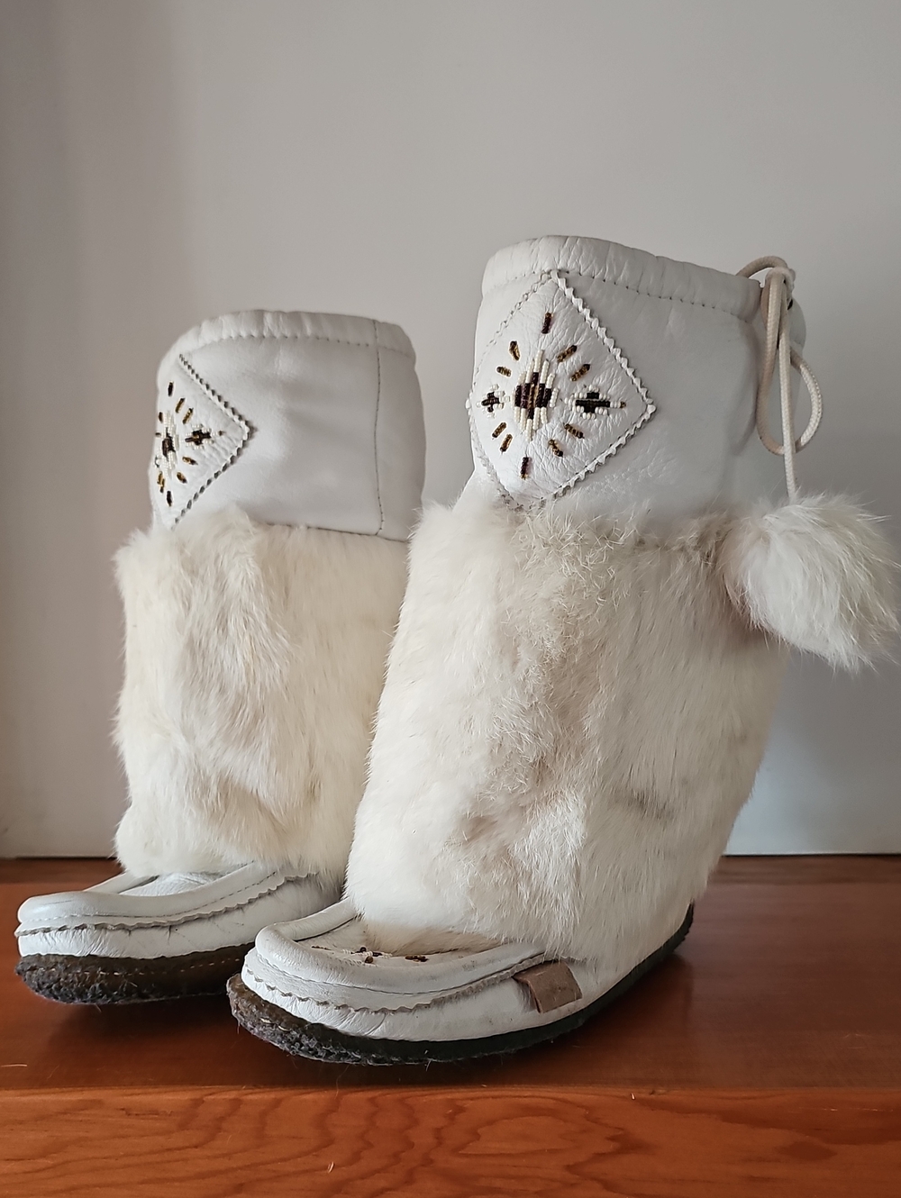 Vintage First Nations Beaded Moccasin Boots - Size 8